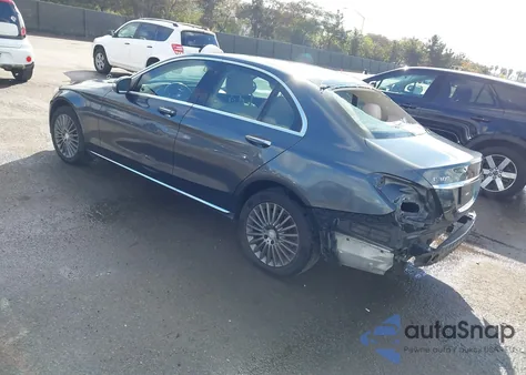 2015 Mercedes-Benz C 300 Luxury 4Matic z USA, uszkodzony, nr VIN 55SWF4KB3FU041584